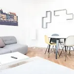 Beautiful 2-Bed With Large Balcony
