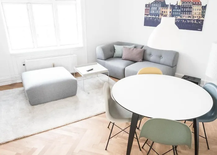 Beautiful 2-Bed With Large Balcony
