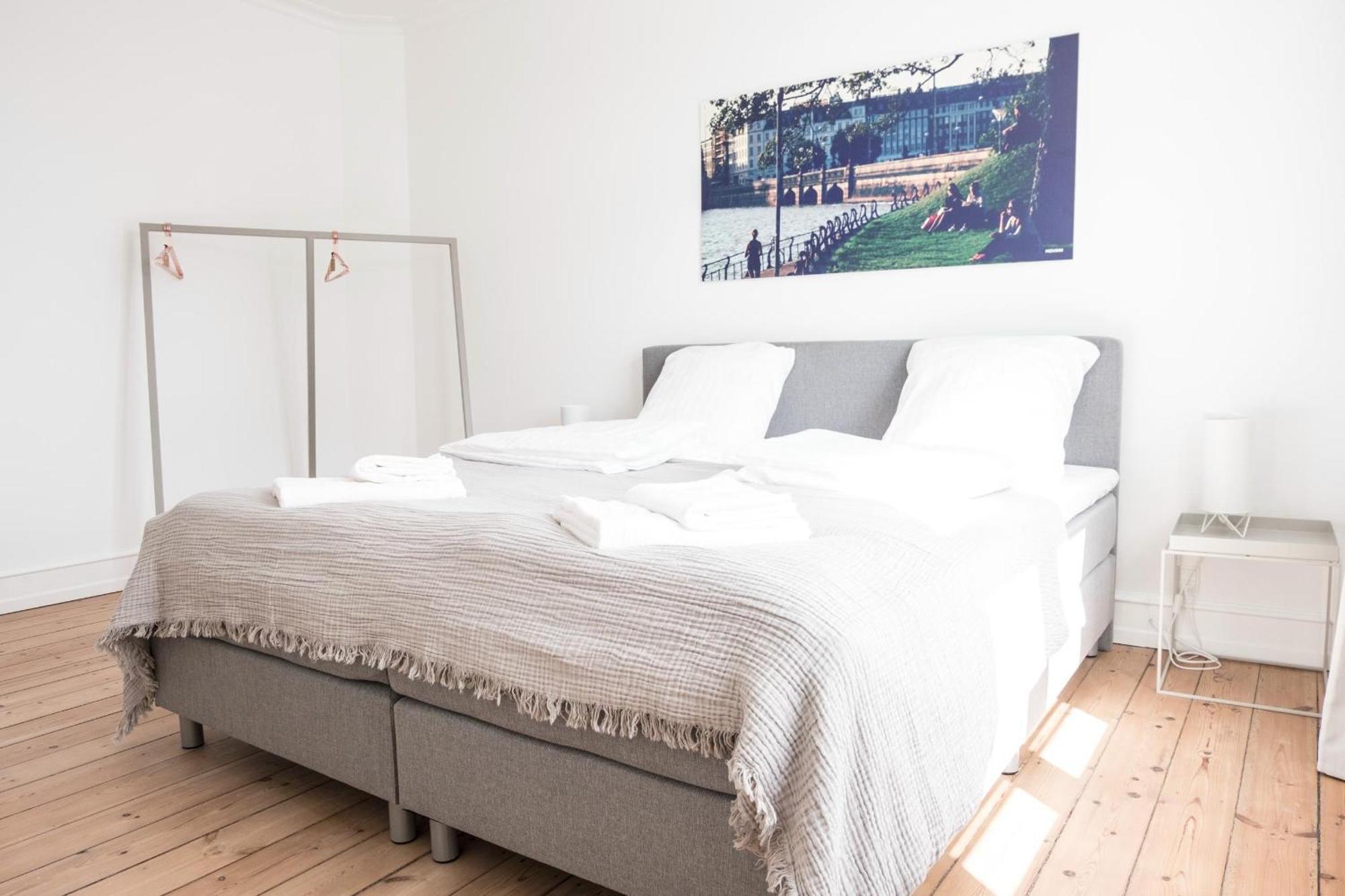 Beautiful 2-bed With Large Balcony