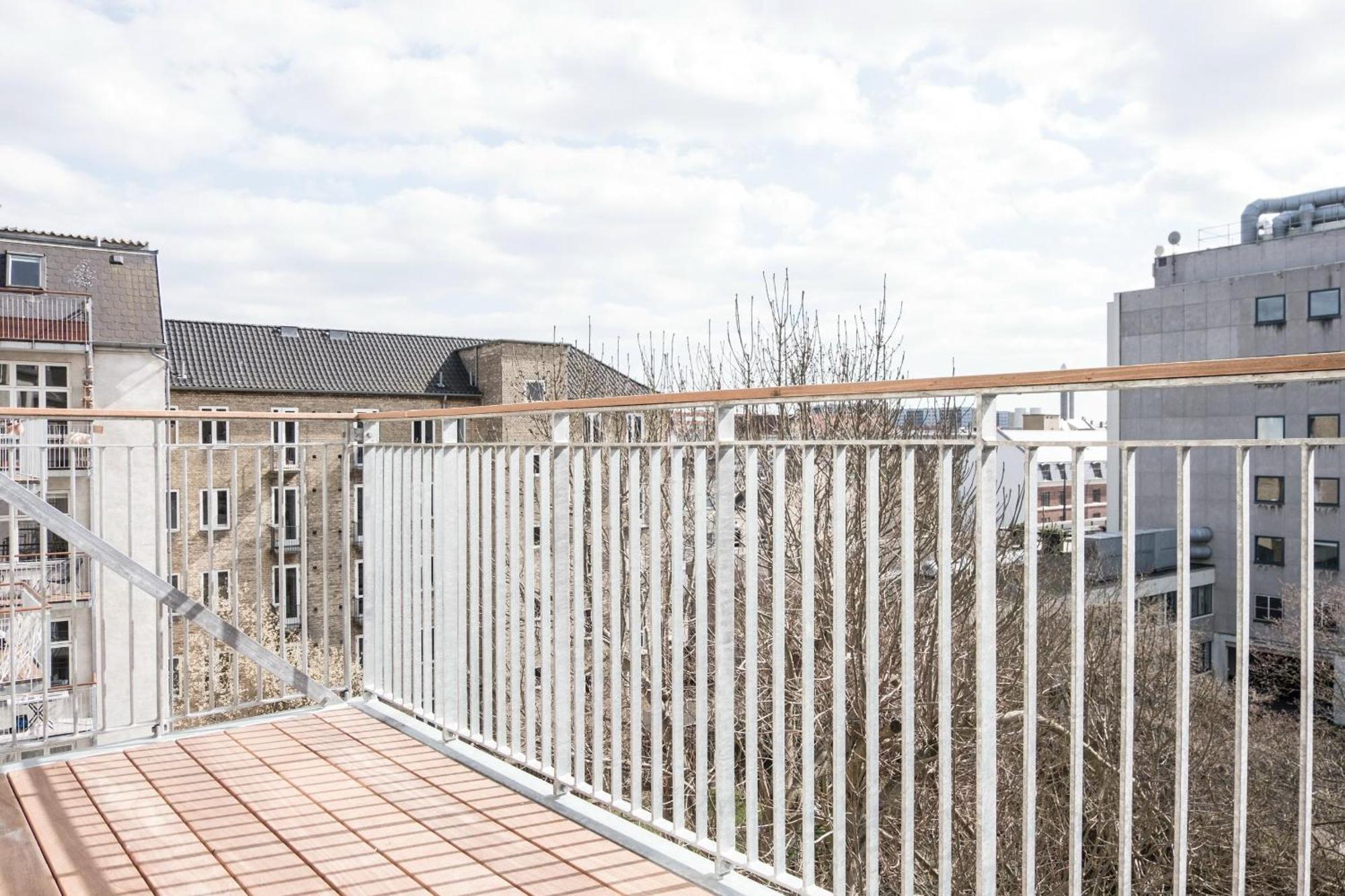 Beautiful 2-bed With Large Balcony Apartment