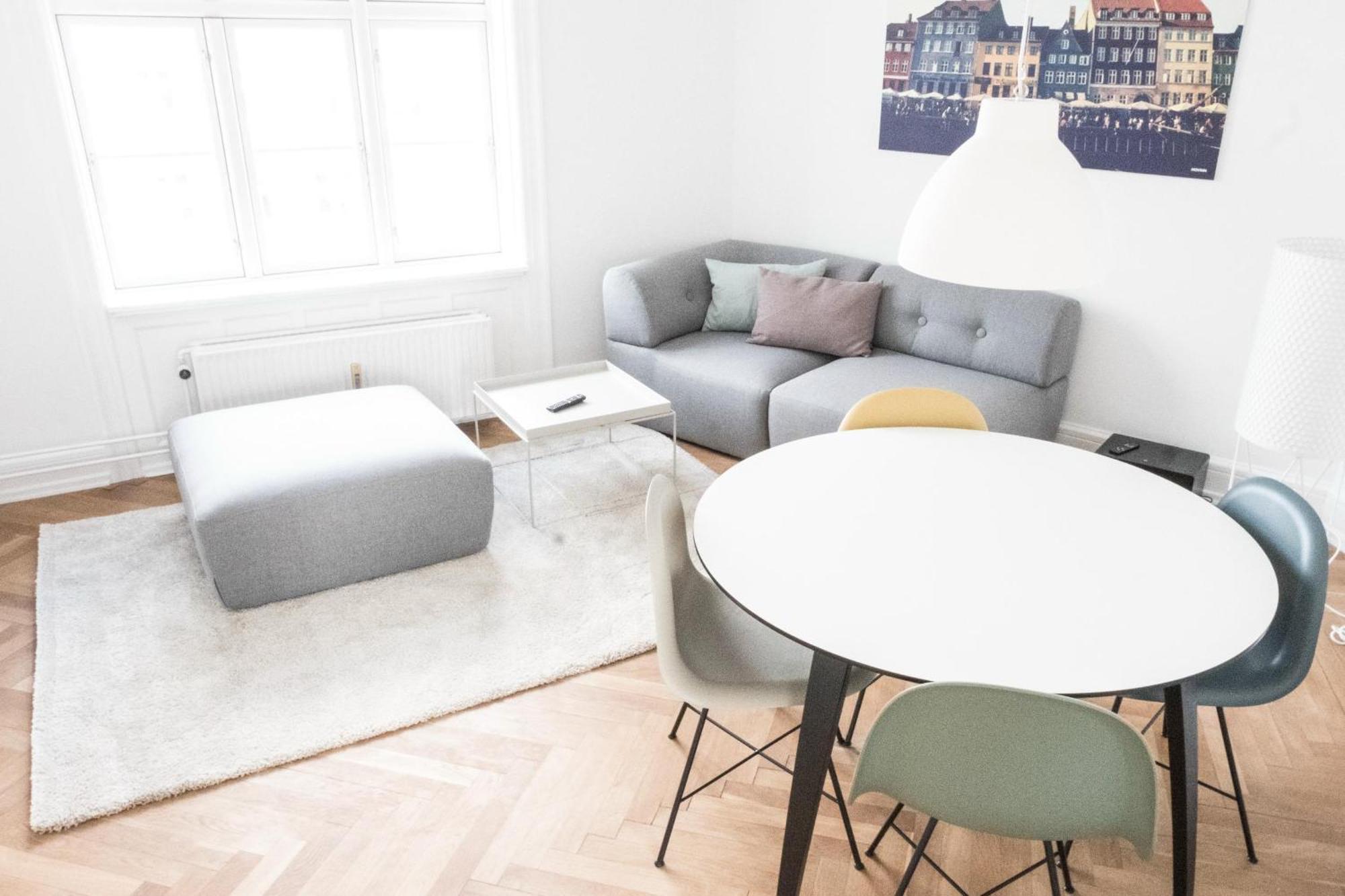 Beautiful 2-bed With Large Balcony *